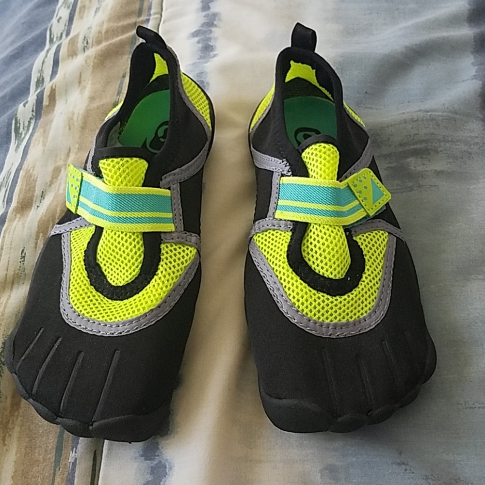 Children's water shoes